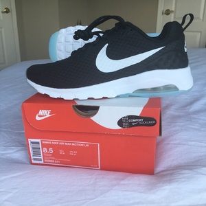 NWT Nike Air Max Motion Black 8.5